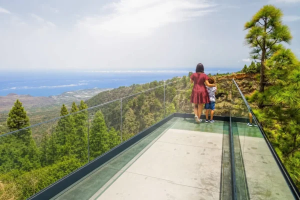 Mirador con suelo de cristal en La Palma, con la pasarela, el pinar y la costa al fondo