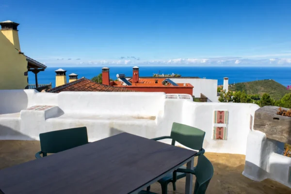 La azotea de Casa La Piedra con la mesa y el mar al fondo