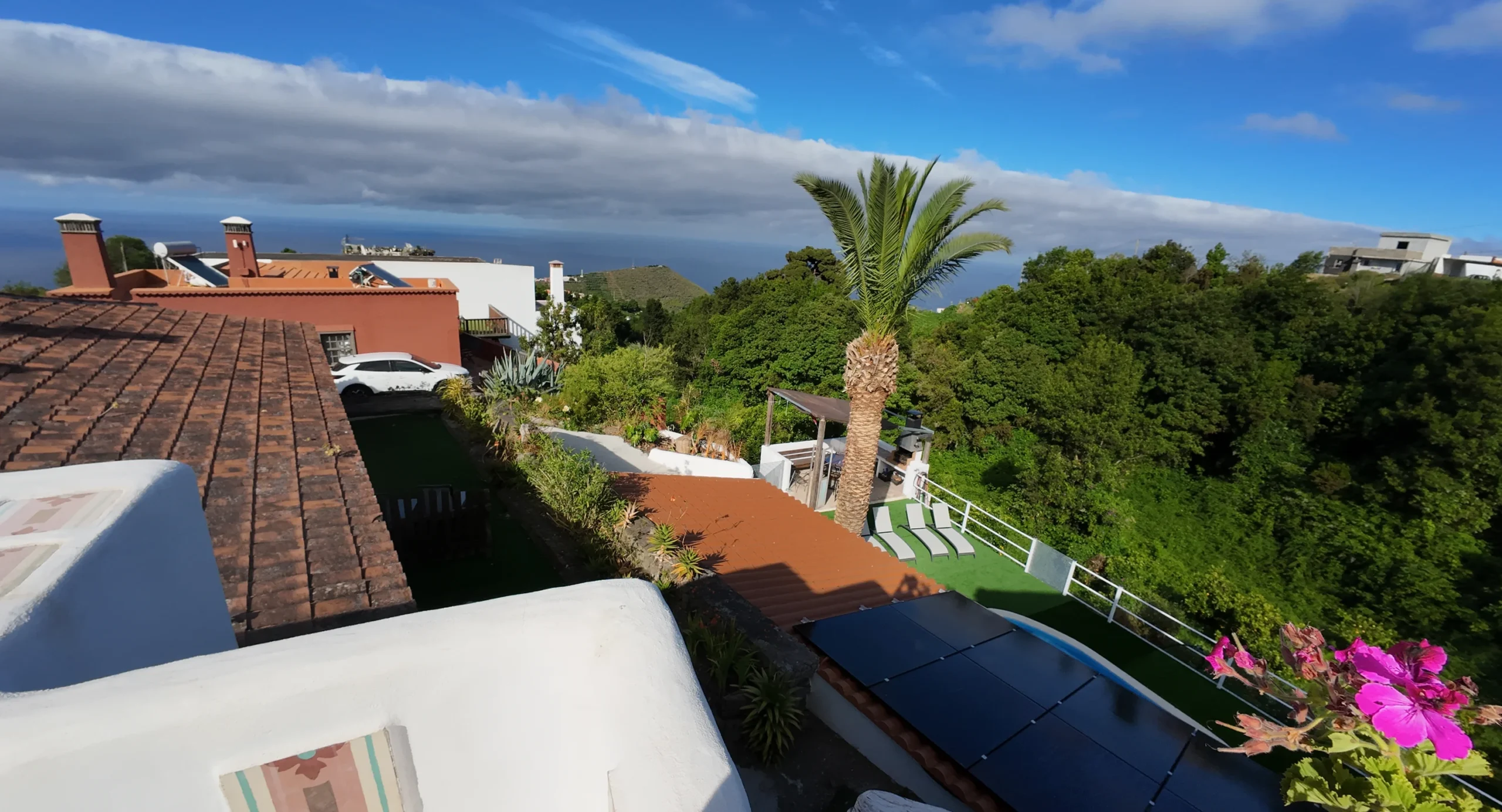 La azotea de Casa La Piedra a pleno sol, con el mar al fondo