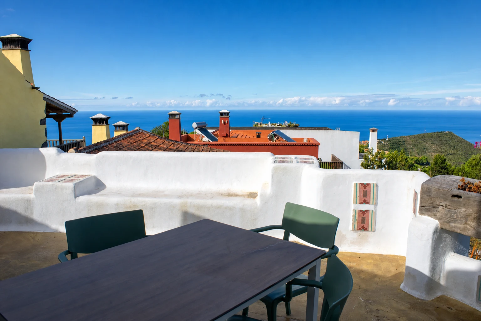 La azotea de Casa La Piedra con la mesa y el mar al fondo