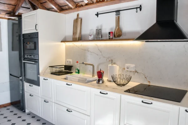 La cocina equipada de Casa La Piedra, con horno y placa