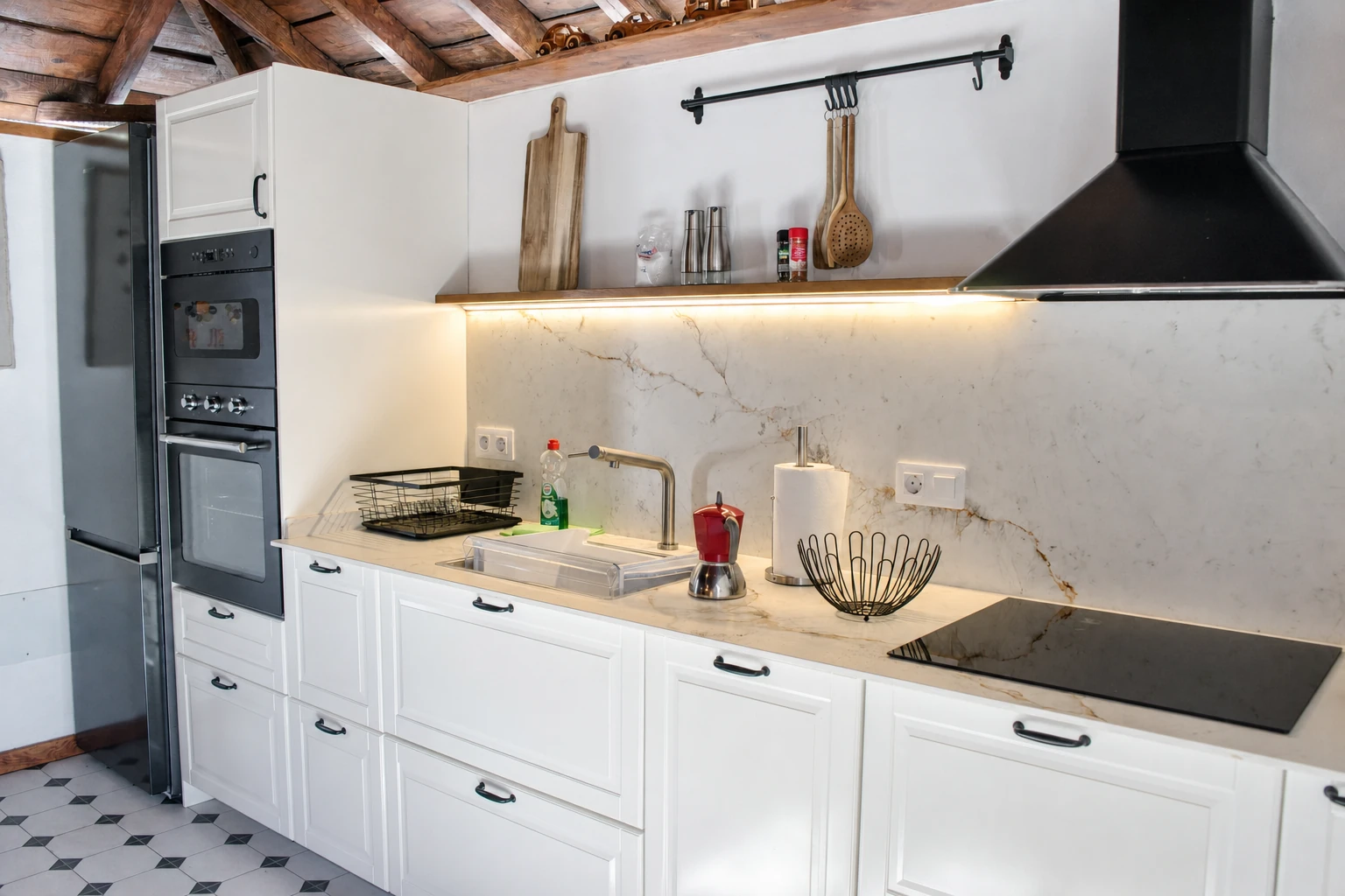La cocina equipada de Casa La Piedra, con horno y placa
