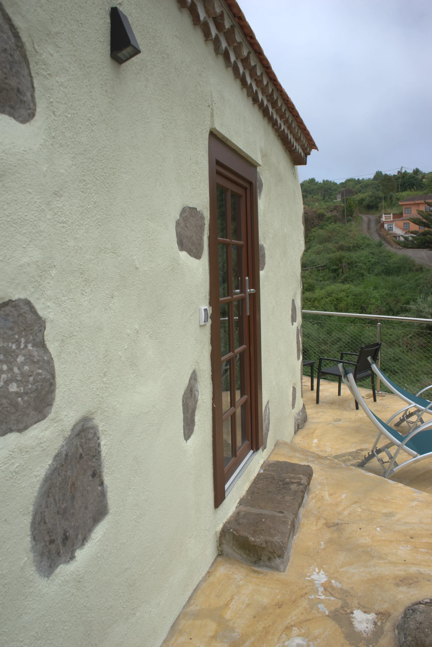 La puerta de entrada de Casa La Piedra, en el muro de piedra y cal