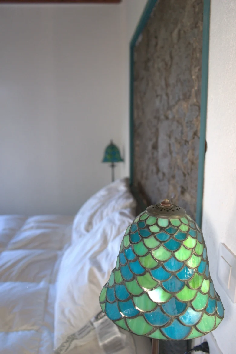 Detalle de la lámpara de vidrio junto a la cama, en Casa La Piedra