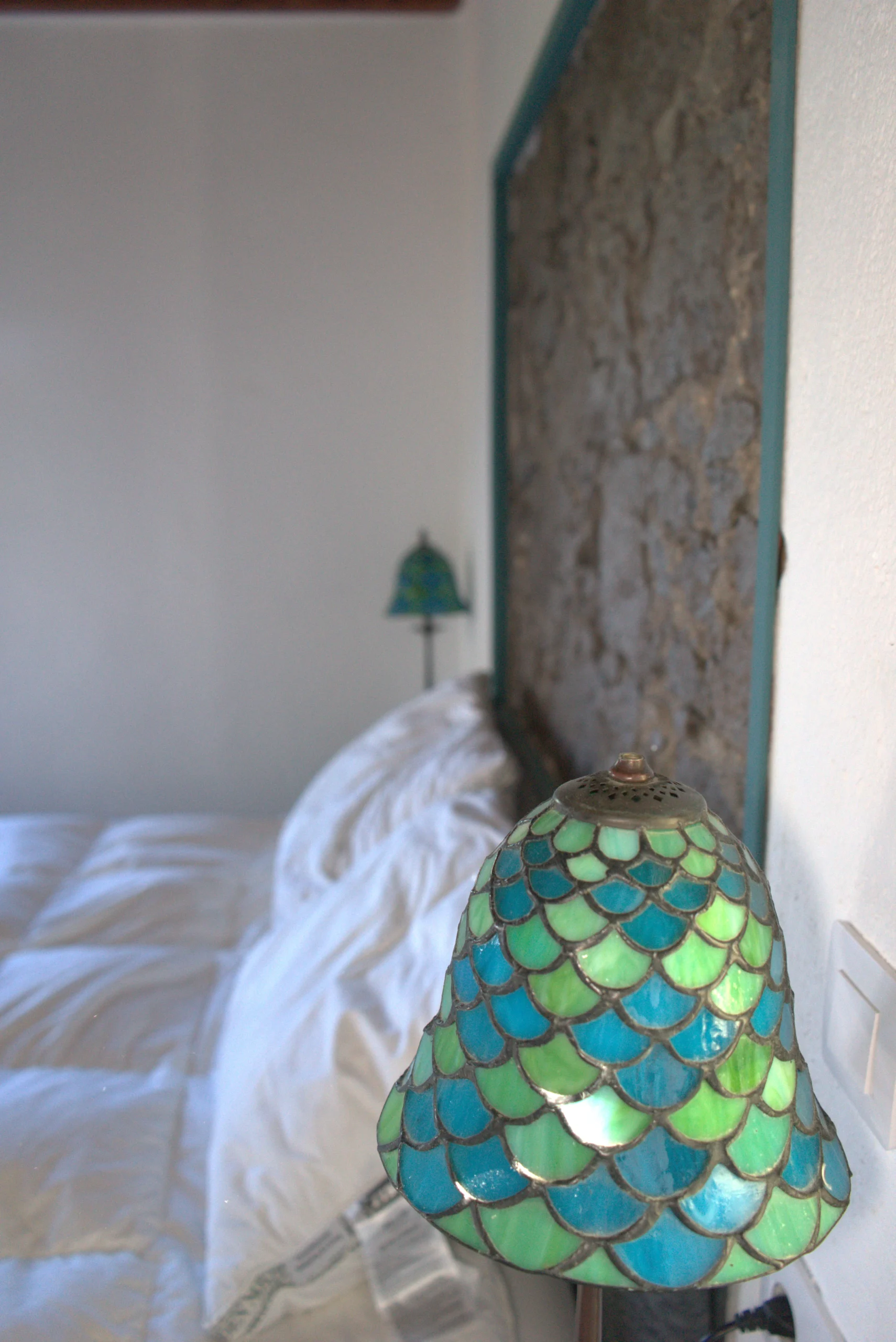 Detalle de la lámpara de vidrio junto a la cama, en Casa La Piedra