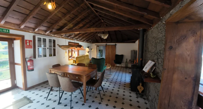 El salón comedor de Casa La Piedra con la luz de la tarde