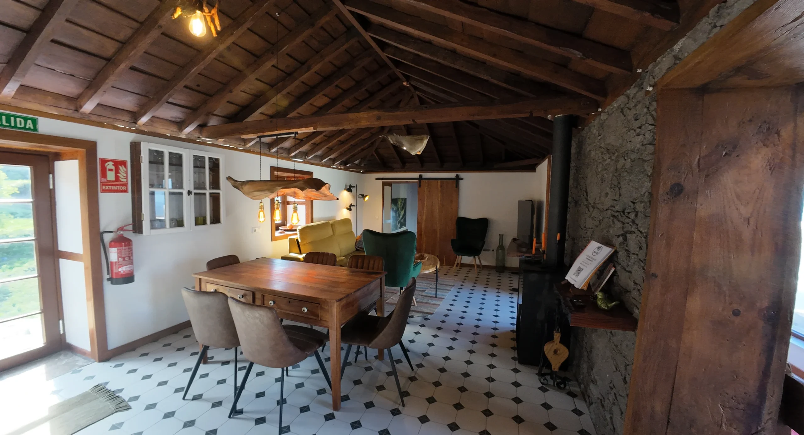 El salón comedor de Casa La Piedra con la luz de la tarde
