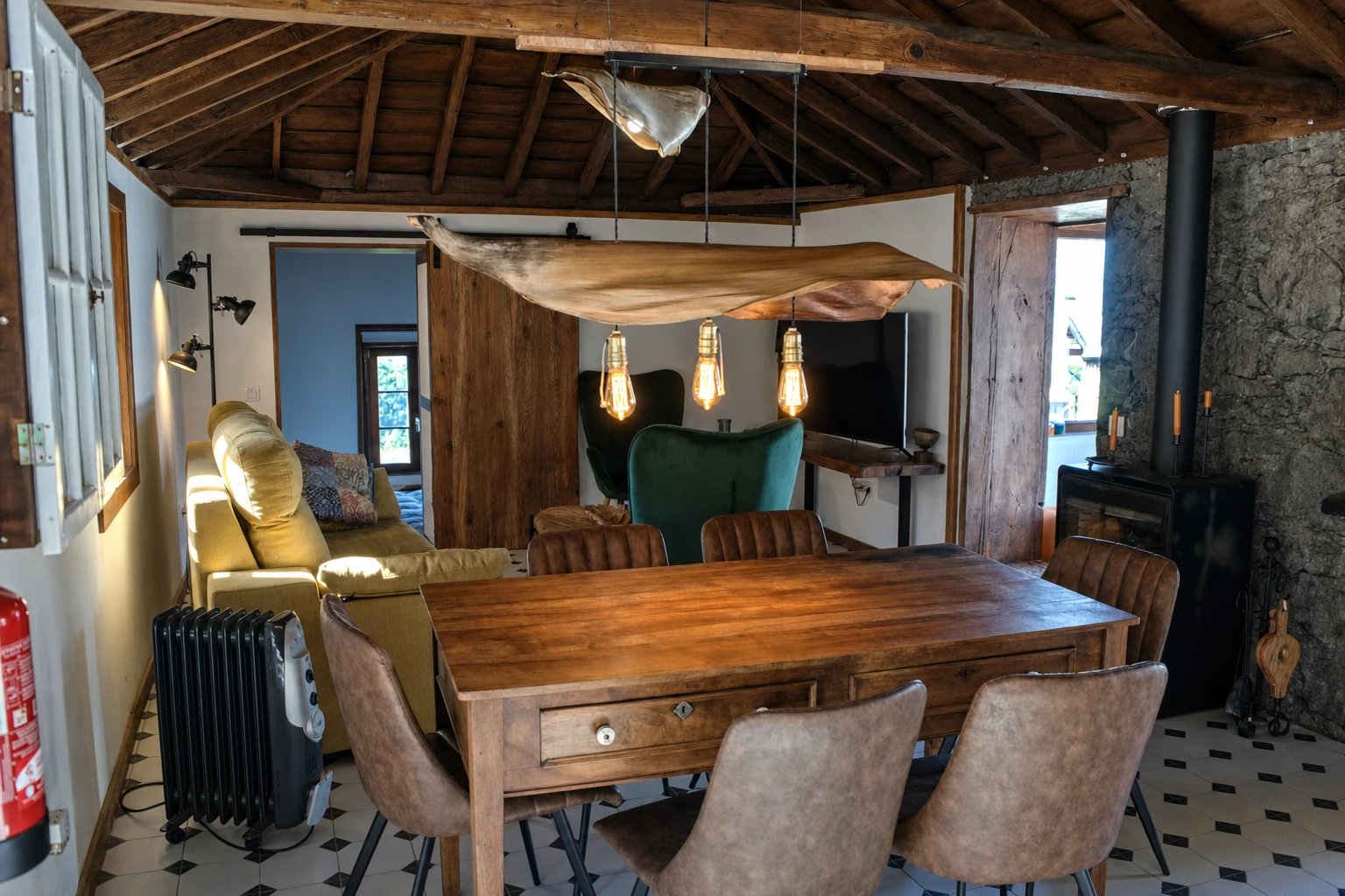 El salón comedor de Casa La Piedra bajo el techo de tea
