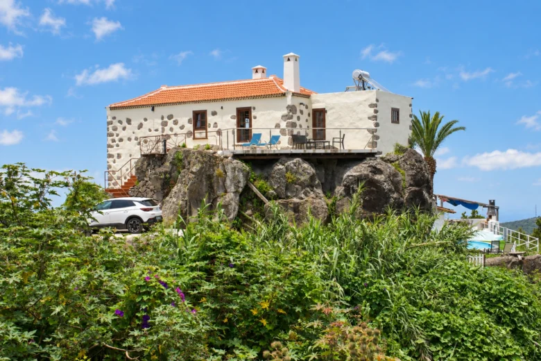 Casa La Piedra construida sobre una roca volcánica, en La Galga