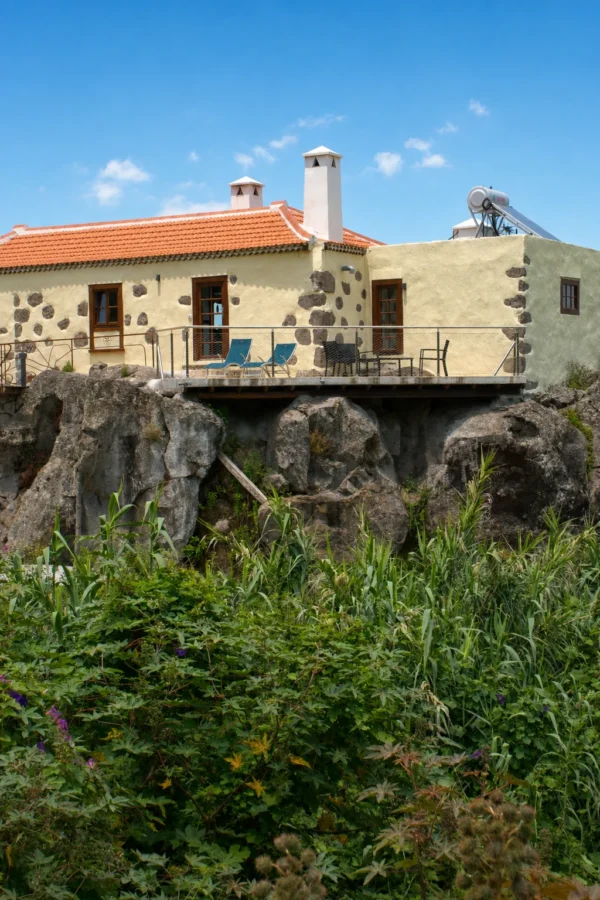 Casa La Piedra construida sobre una roca volcánica, en La Galga