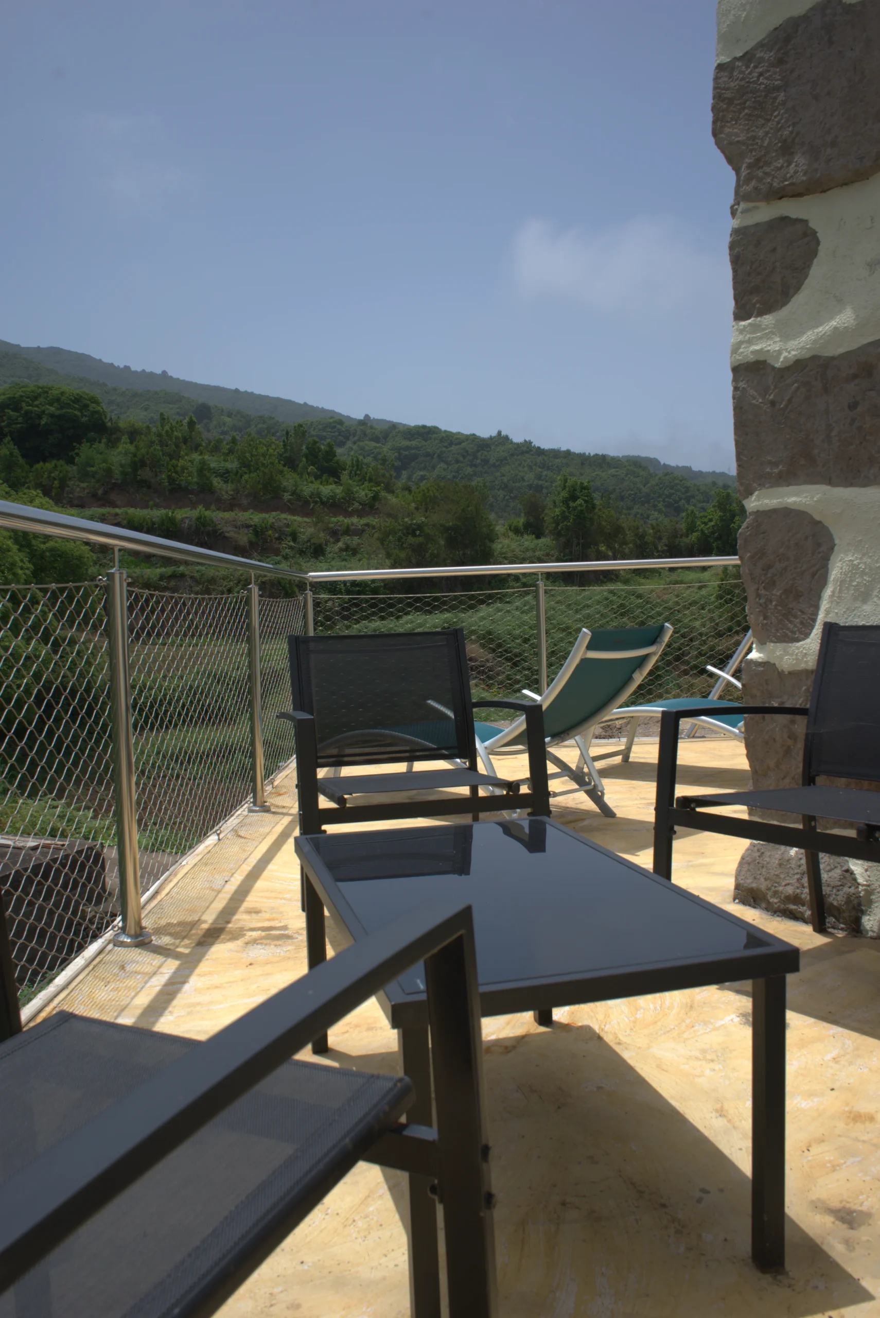 La terraza de Casa La Piedra con las sillas y la vista al barranco