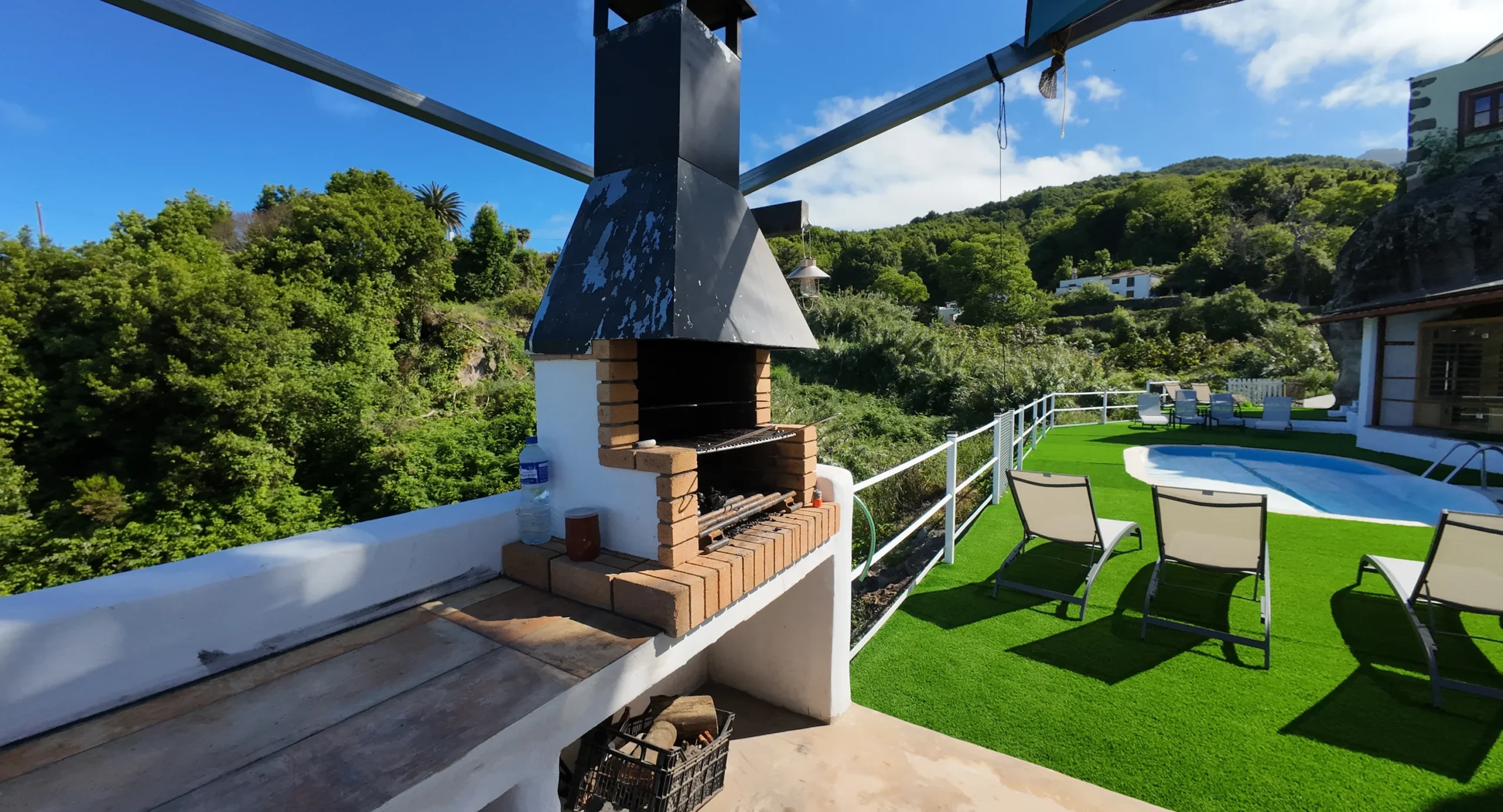 La barbacoa cubierta junto a la piscina, en la zona comun