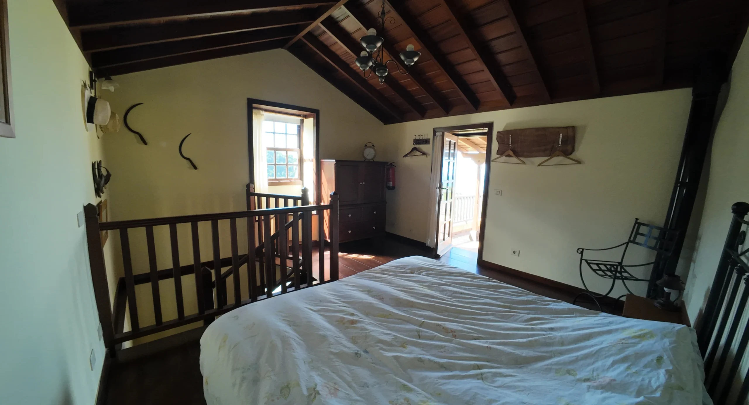 Dormitorio de Cha Miquela Grande con la escalera de madera y el techo de tea