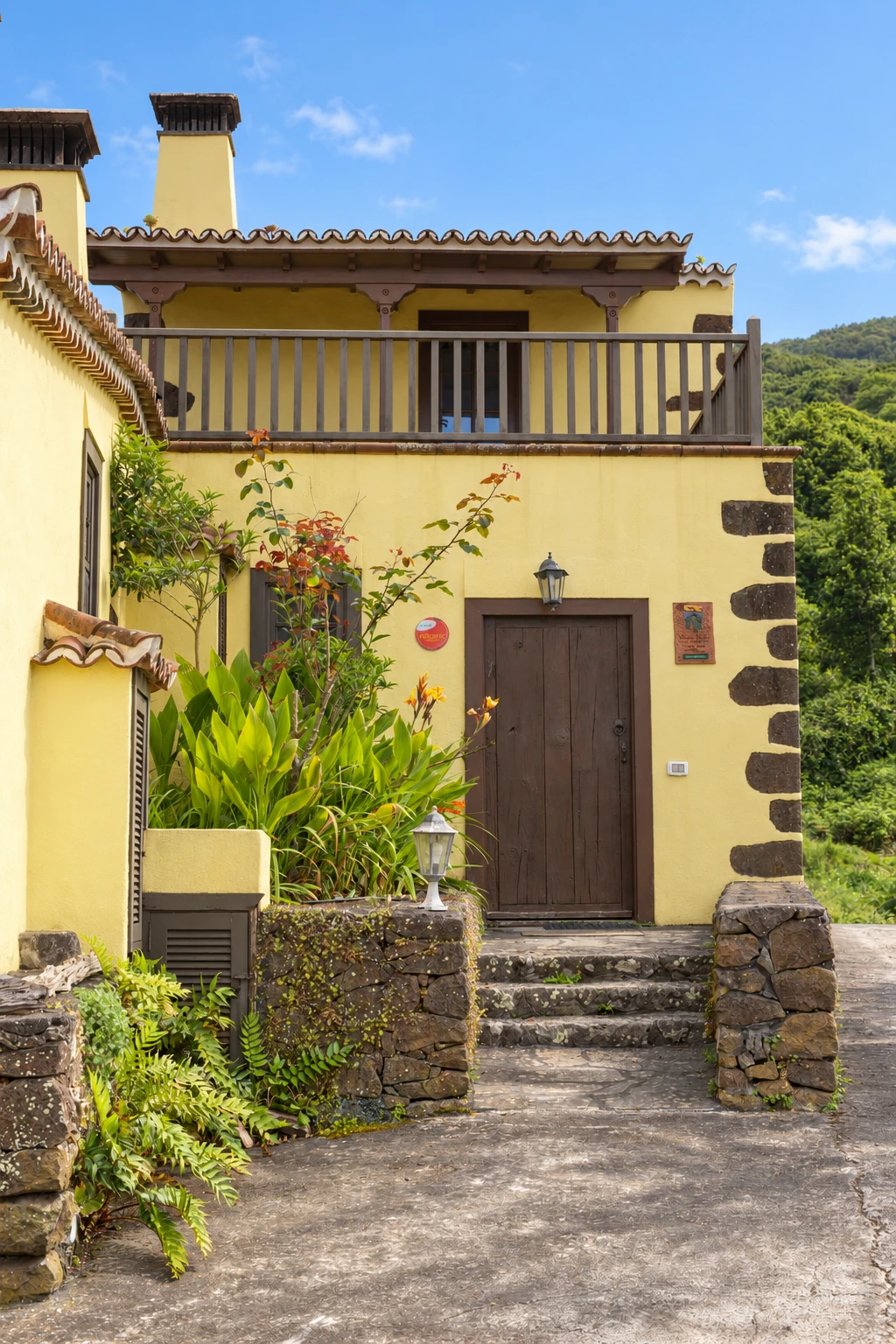 La puerta de entrada de Cha Miquela Grande, con las plantas y la escalera