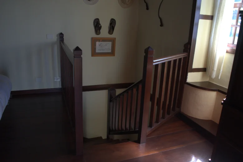La escalera y el rellano de madera de Cha Miquela Grande