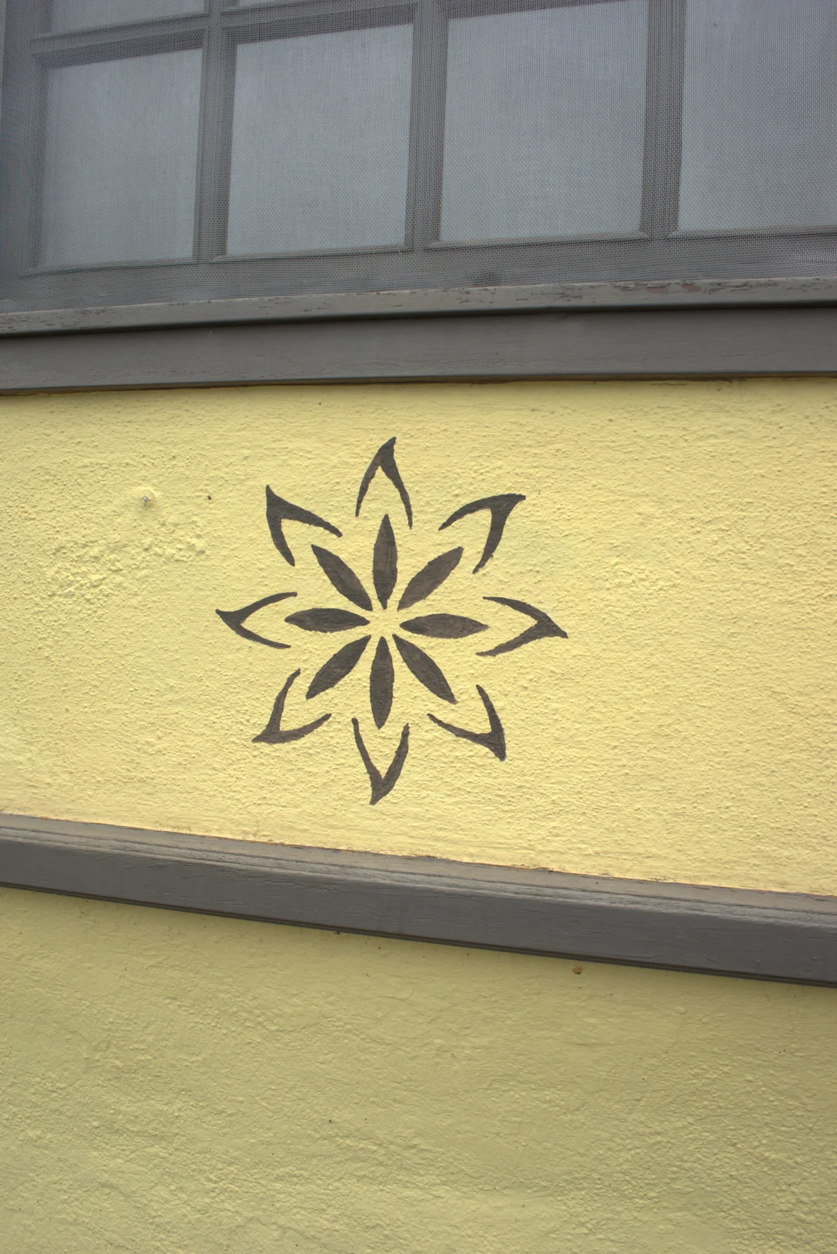 Detalle de la estrella labrada en la fachada de Cha Miquela Grande