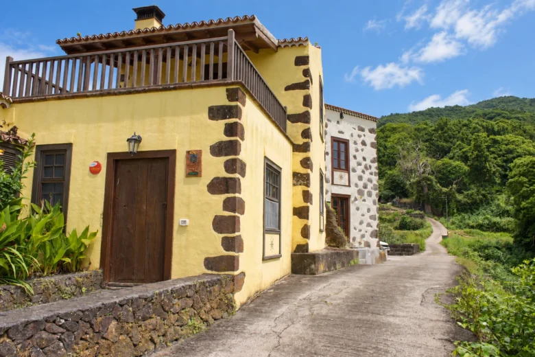 La fachada de piedra y cal de Cha Miquela Grande desde el camino