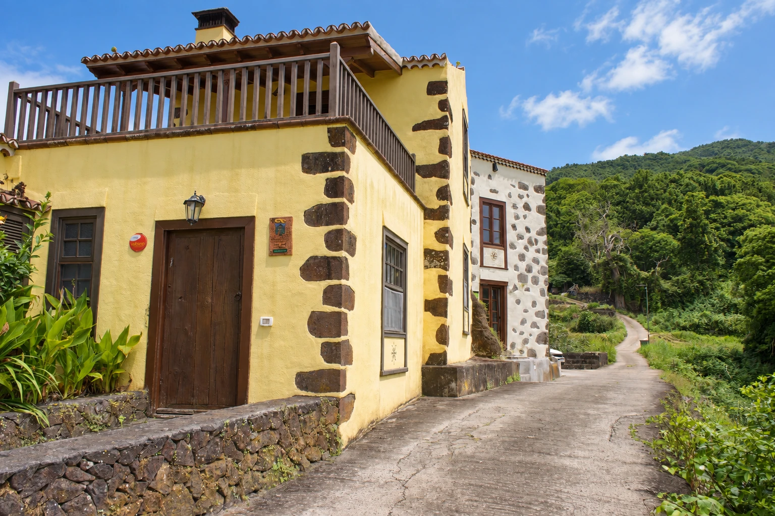 La fachada de piedra y cal de Cha Miquela Grande desde el camino