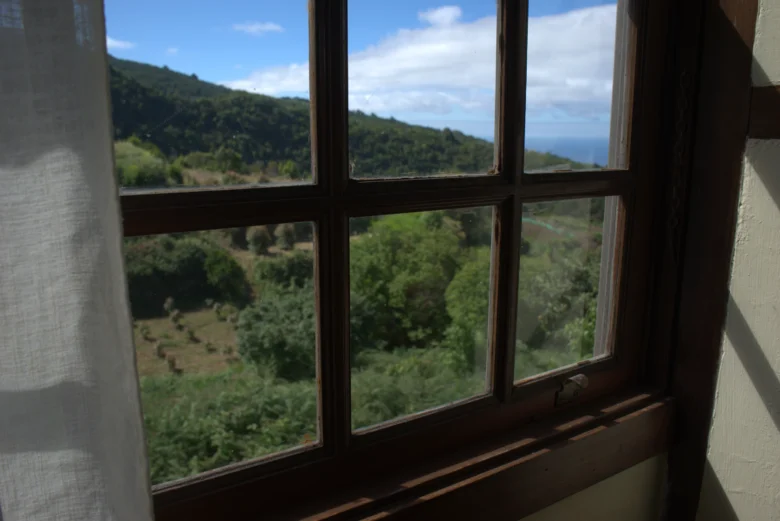 La ventana de madera de Cha Miquela Grande abierta sobre el barranco