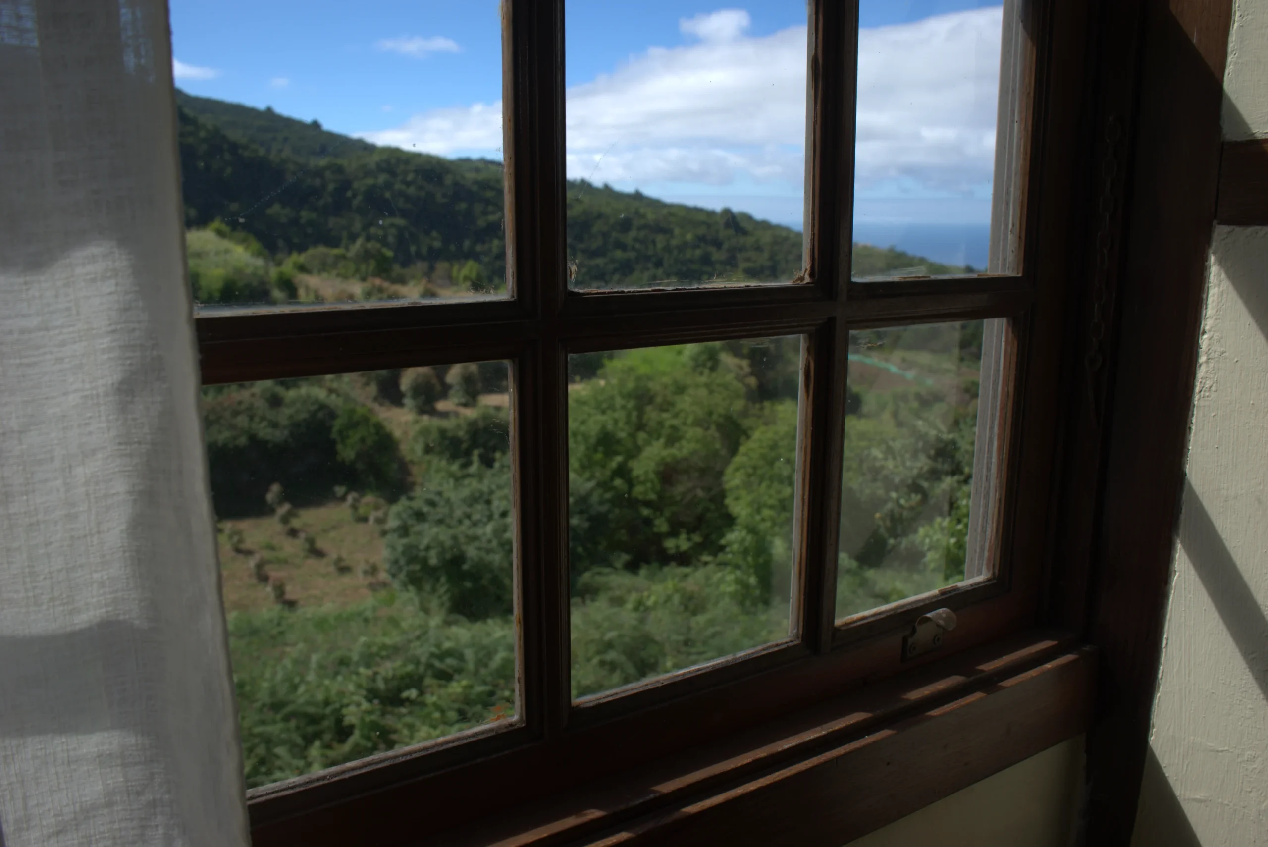 La ventana de madera de Cha Miquela Grande abierta sobre el barranco