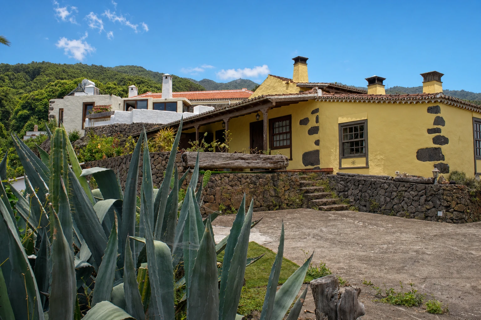 Cha Miquela Pequeña vista desde el camino, entre los agaves