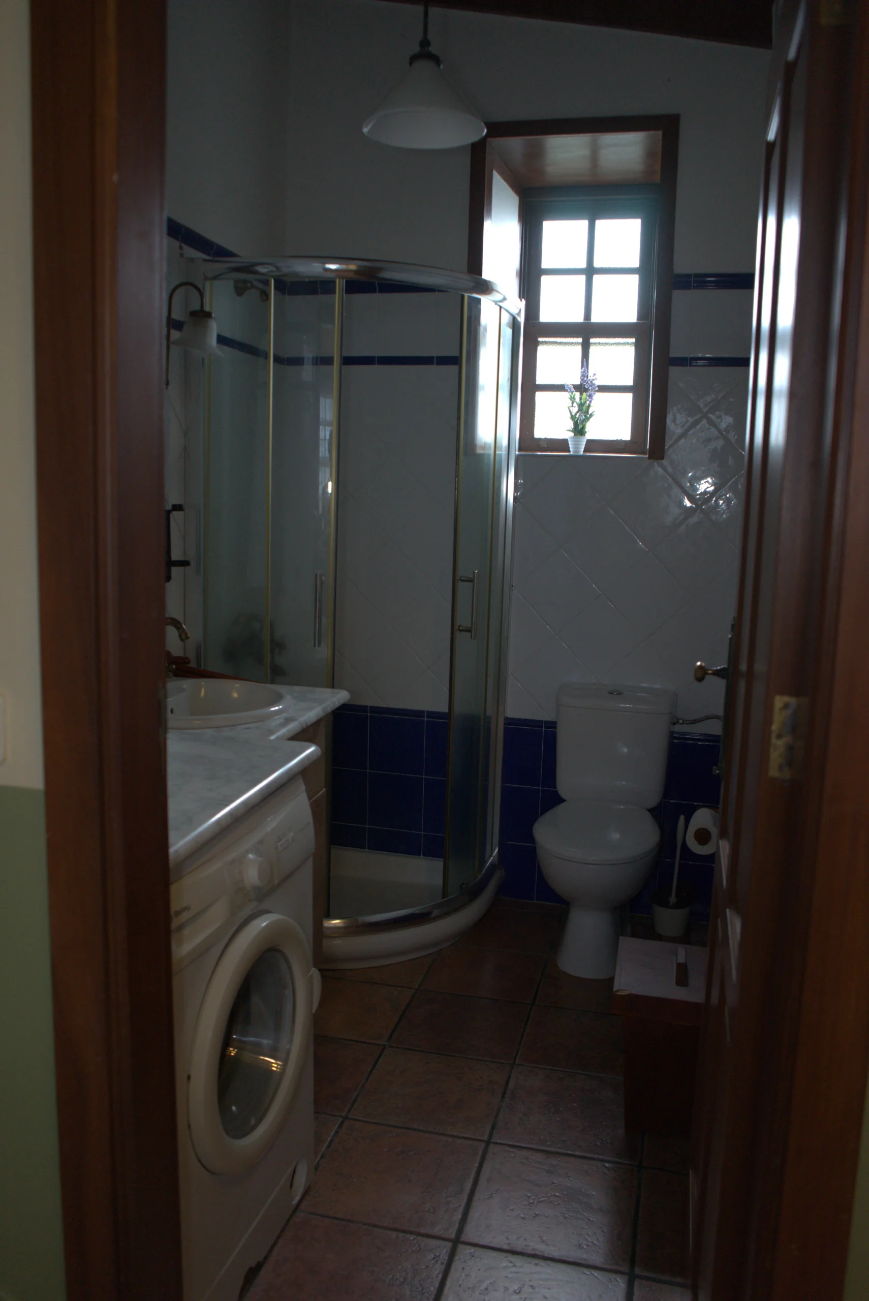 El baño de Cha Miquela Pequeña con la ducha y la lavadora