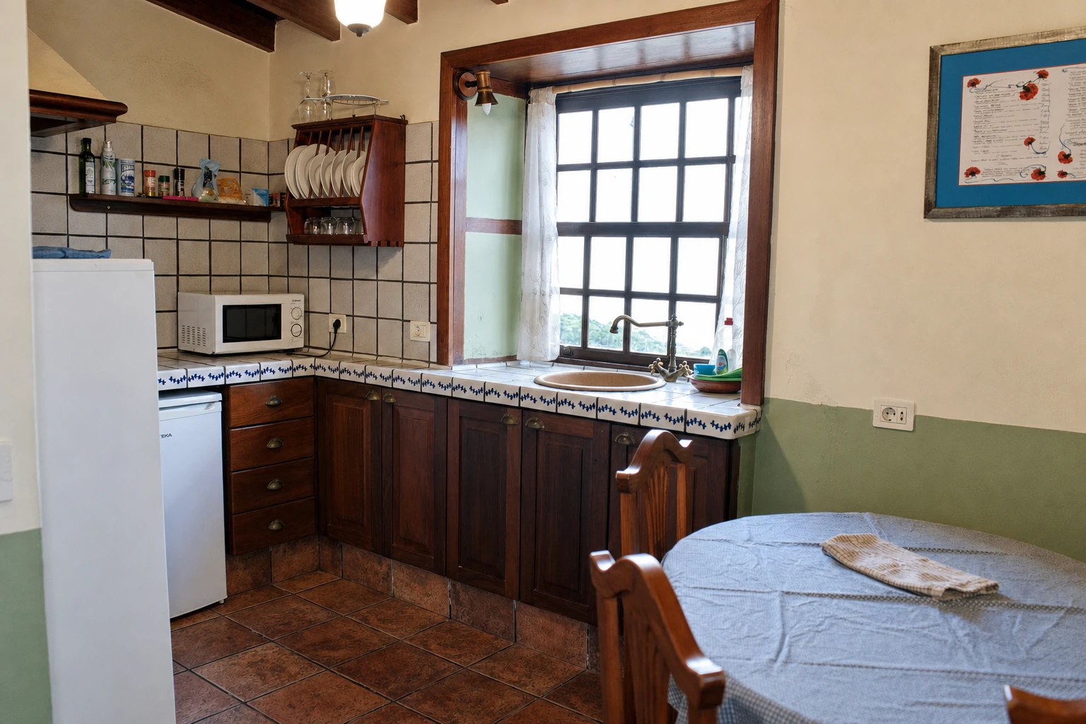 La cocina de Cha Miquela Pequeña con los muebles de madera