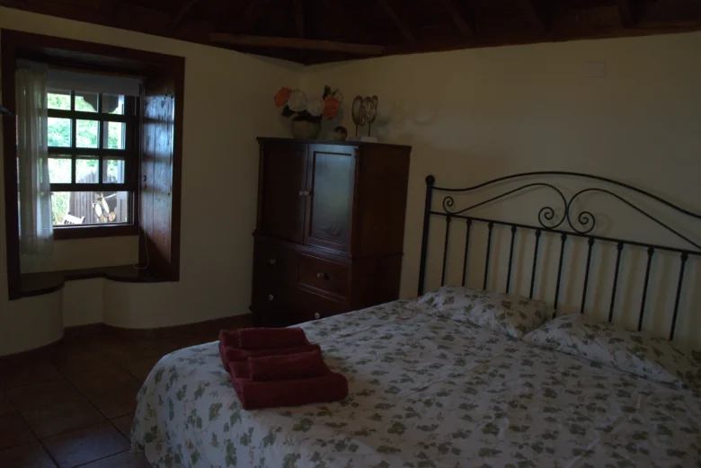El segundo dormitorio de Cha Miquela Pequeña, con el armario de madera
