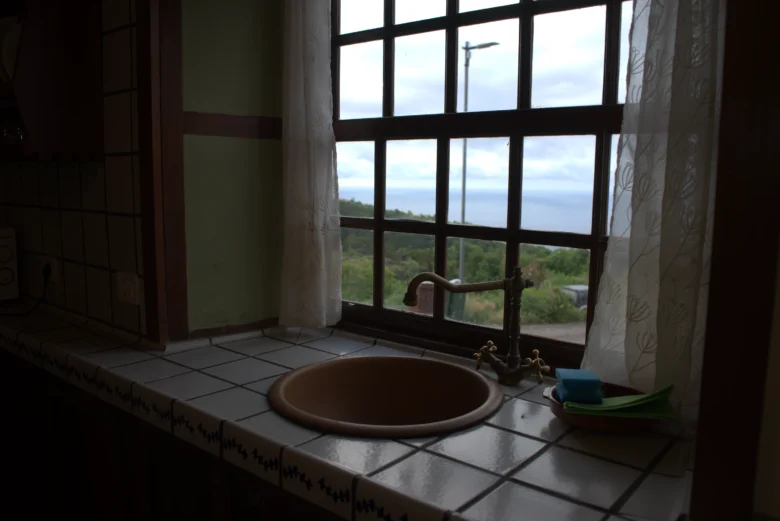 El fregadero de piedra ante la ventana de Cha Miquela Pequeña