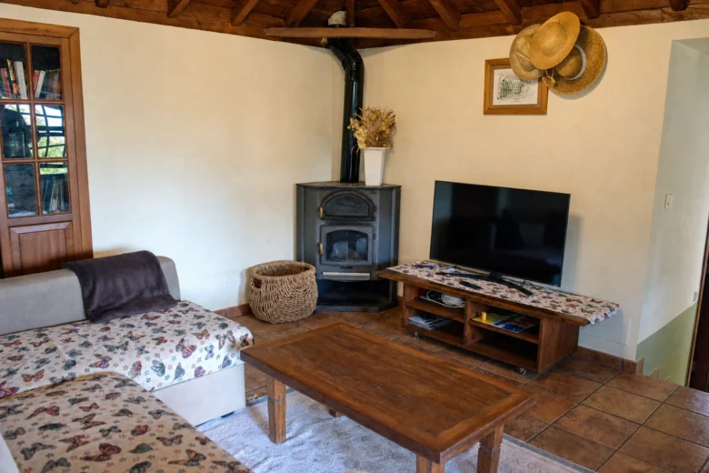 El salón de Cha Miquela Pequeña con la estufa de leña