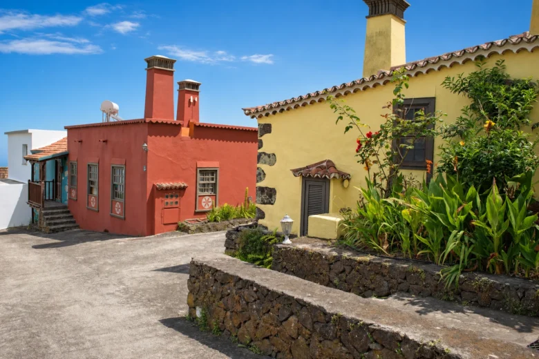 Cha Miquela Roja y la casa amarilla desde la calle Llano Molino