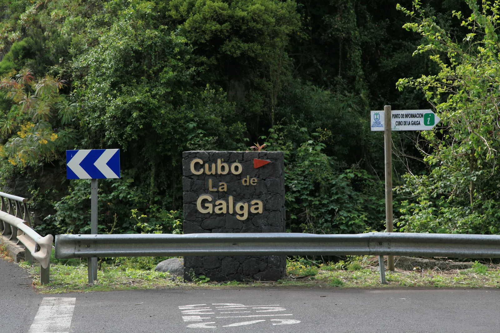 Cartel de entrada al Cubo de la Galga en la carretera LP-1, en Puntallana